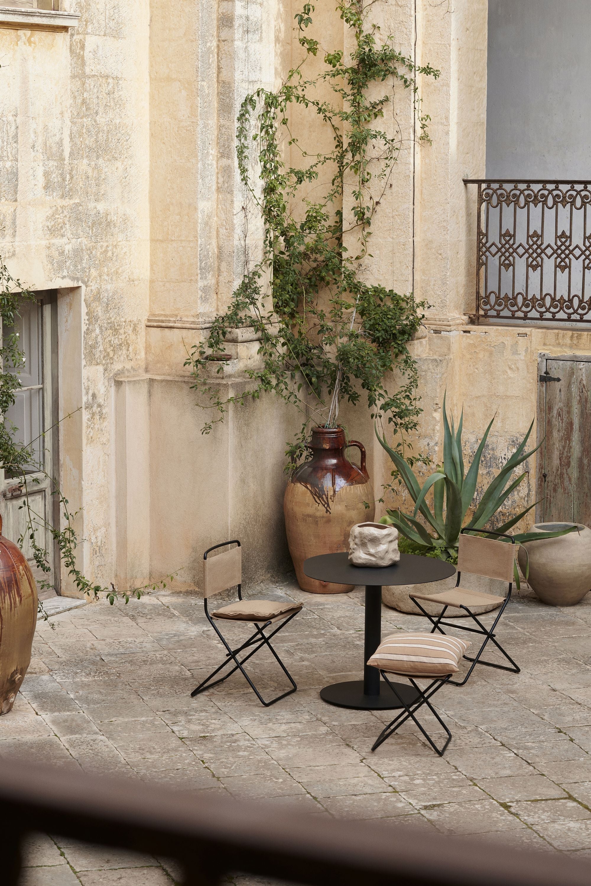 Mesa del café del estanque de Ferm Living, negro