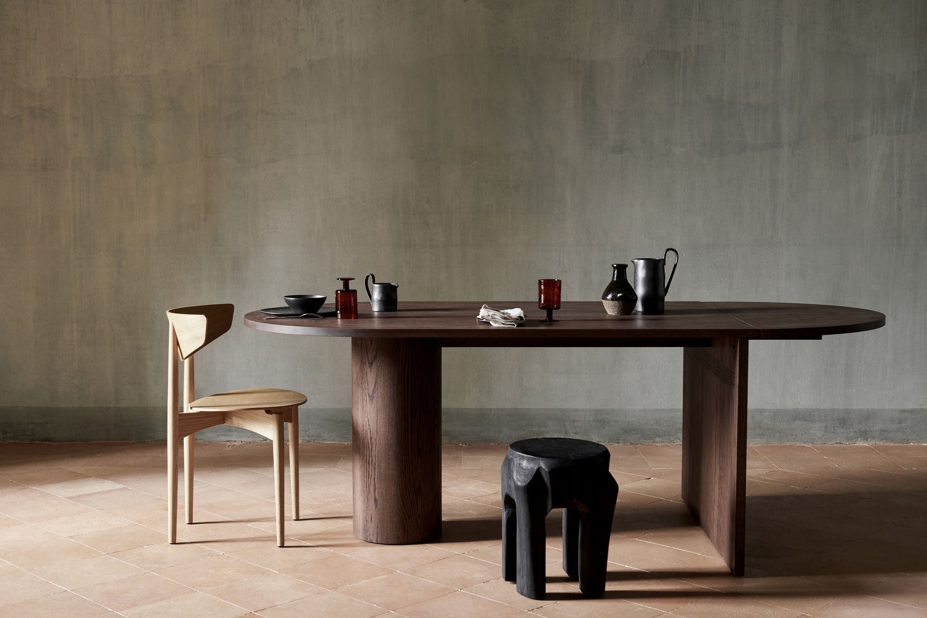 Mesa de comedor Pylo de Ferm Living, roble manchado oscuro