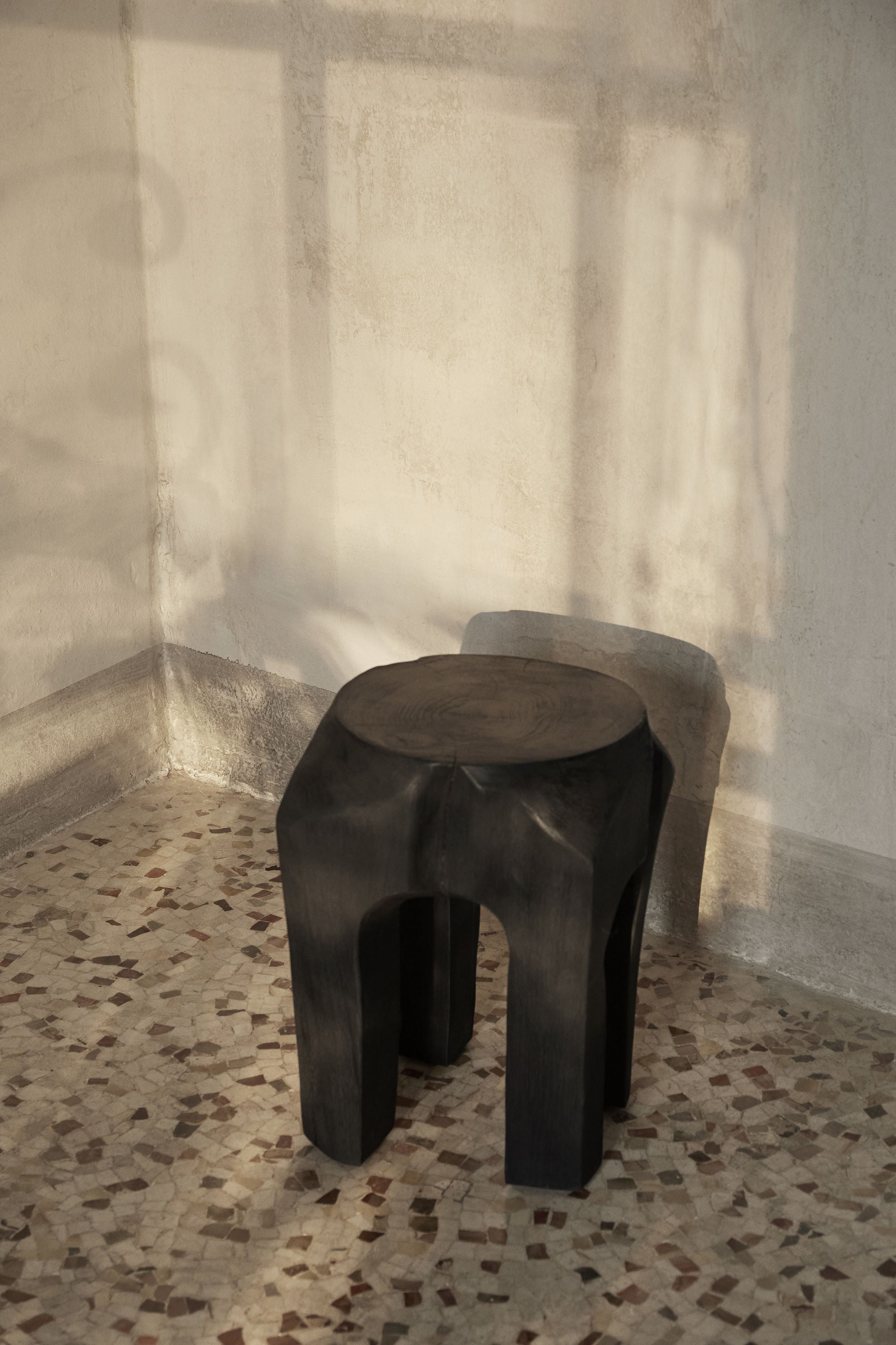 Tabouret racine de ferm vivant, tachée noire