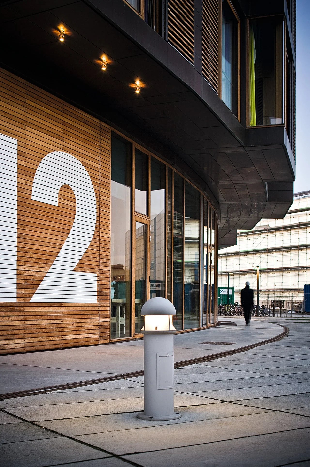 Louis Poulsen Waterfront Bollard Klasse I 597 Lumen Post für in der Bodeninstallation, Graphitgrau