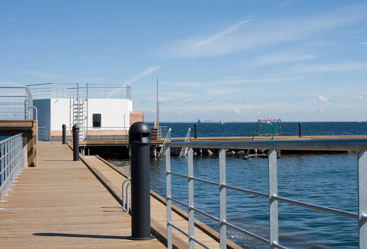 Louis Poulsen Waterfront Bollard Class I 597 Lumens Post med bundplade, grafitgrå